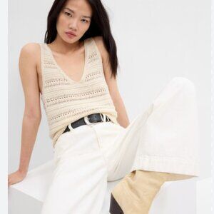GAP EUC Size M Crochet V-Neck Sweater Tank Top in Ivory